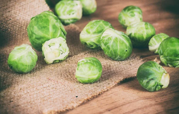 Cavolo brussels isolato su sfondo bianco — Foto Stock