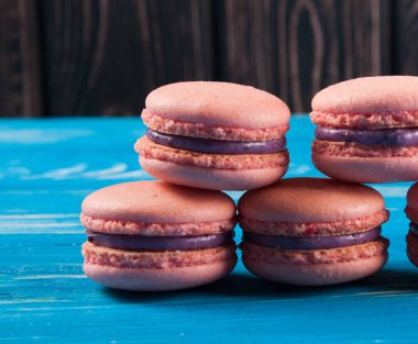 Ahşap masa üzerinde renkli macaroons