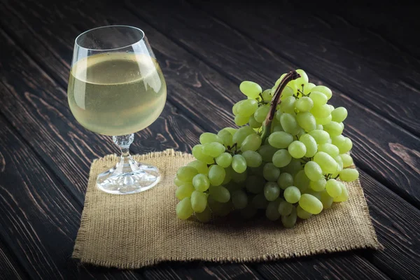 新鲜的绿色葡萄和酒杯 — 图库照片