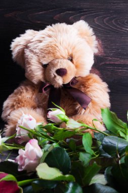 oyuncak ayı ve çiçek