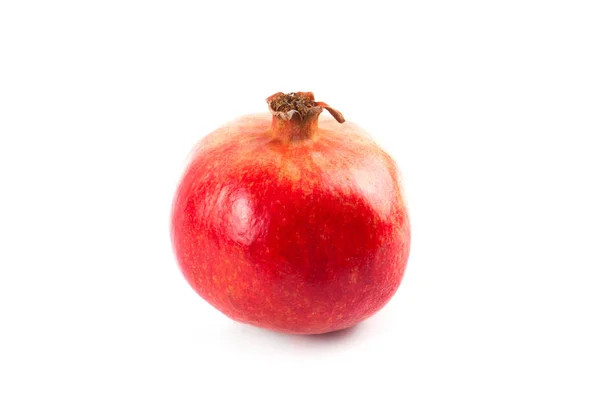 Reifer frischer Granatapfel isoliert — Stockfoto