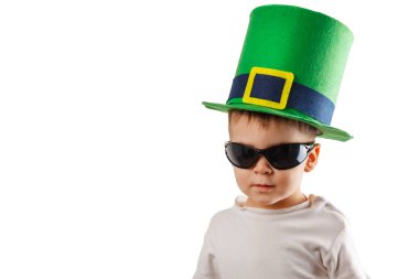 Cüce cin şapka ile küçük çocuk