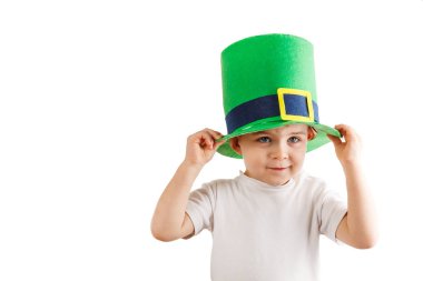 Cüce cin şapka ile küçük çocuk