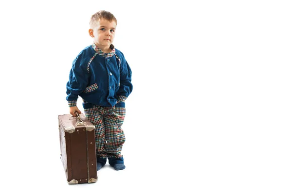 Bavullu küçük çocuk. — Stok fotoğraf