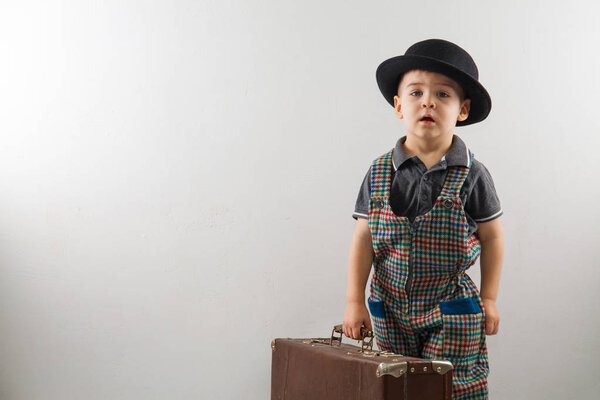 Мальчик с чемоданом