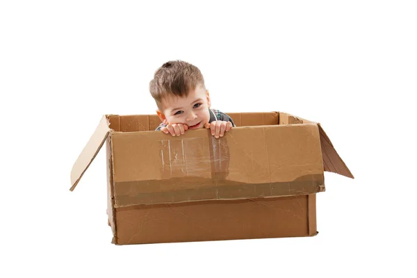 Niño en caja de papel — Foto de Stock