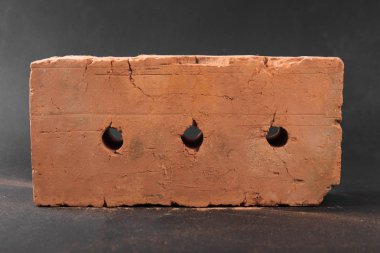 Siyah zemin üzerine kırmızı tuğla