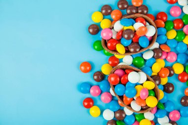 Çikolata yumurta ve sır renk şeker mavi zemin üzerine