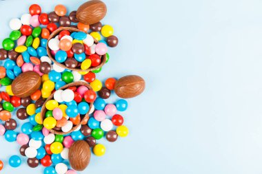 Çikolata yumurta ve renk şeker sır