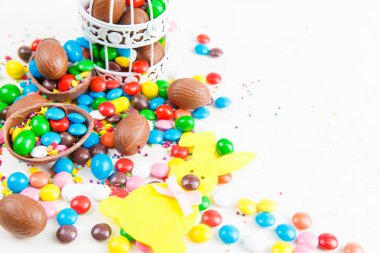 Çikolata yumurta ve renk şeker sır