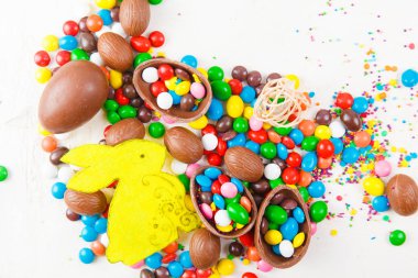 Çikolata yumurta ve renk şeker sır