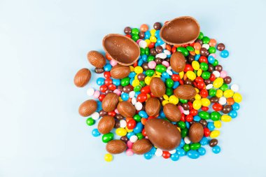 Çikolata yumurta ve renk şeker sır