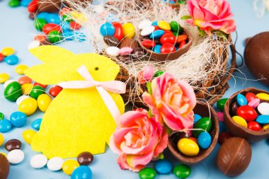 Çikolata yumurta ve renk şeker sır