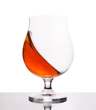 konyak bardağı beyaz izole içinde