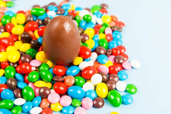 Telur coklat dan permen warna glasir — Stok Foto