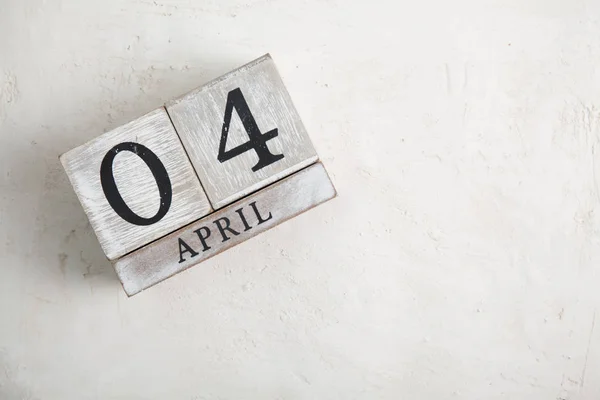 Blocca il calendario su sfondo bianco. 4 aprile — Foto Stock