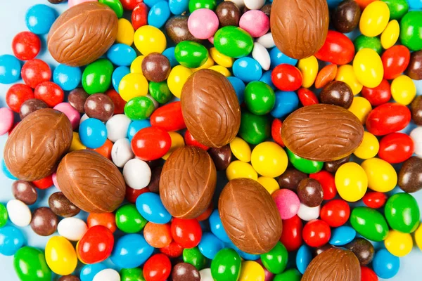 Œufs en chocolat et glaçage aux bonbons de couleur — Photo