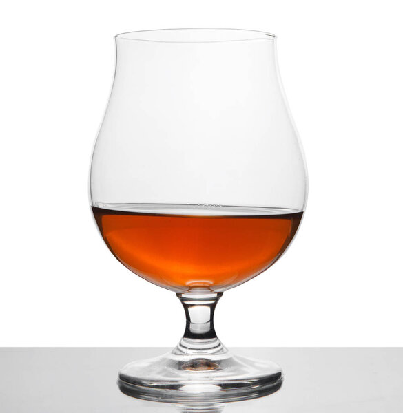 коньяк в винном бокале изолированы на белом
