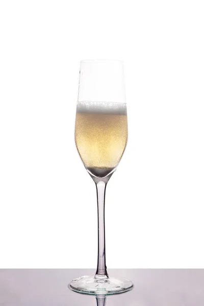 酒杯香槟在白色 — 图库照片