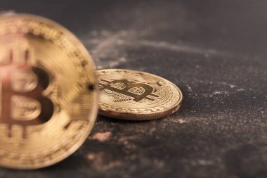 Bitcoin siyah arka plan üzerine kapatın