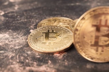 Bitcoin siyah arka plan üzerine kapatın