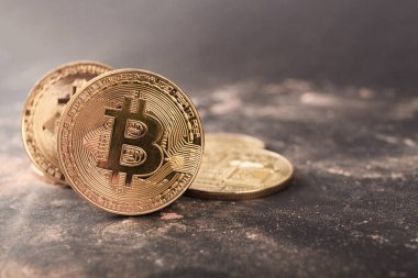 Bitcoin siyah arka plan üzerine kapatın