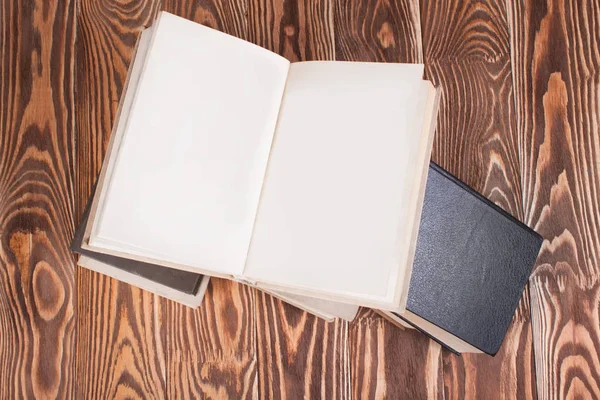 Open boeken op houten bureau — Stockfoto