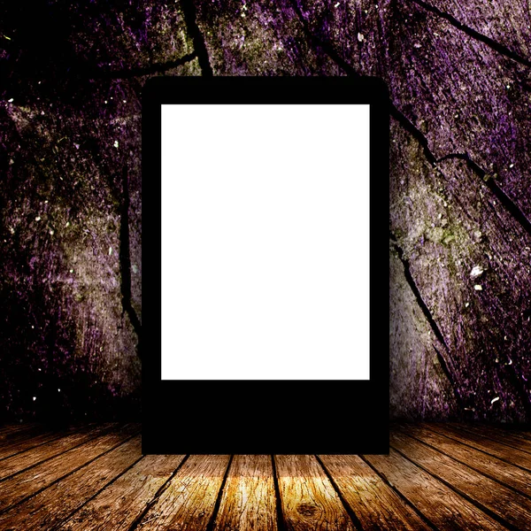 Светлая коробка в темной комнате — стоковое фото