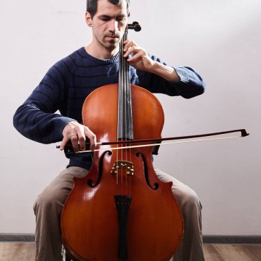 Çello ile duvar odadaki adamla