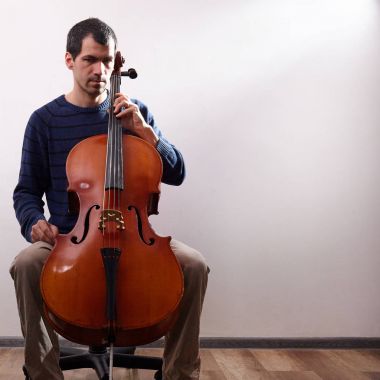 Çello ile duvar odadaki adamla
