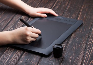 Ahşap masa üzerinde grafik tablet