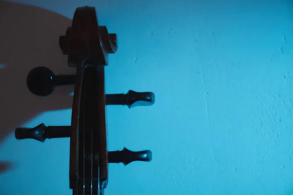 Віолончель в темній кімнаті з клубним світлом — стокове фото