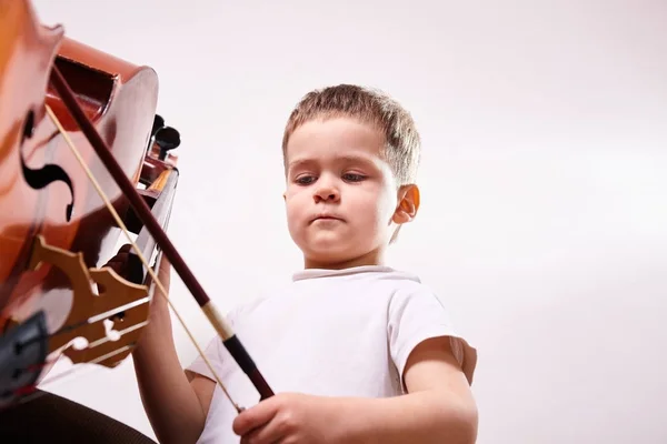 Petit garçon avec violoncelle — Photo