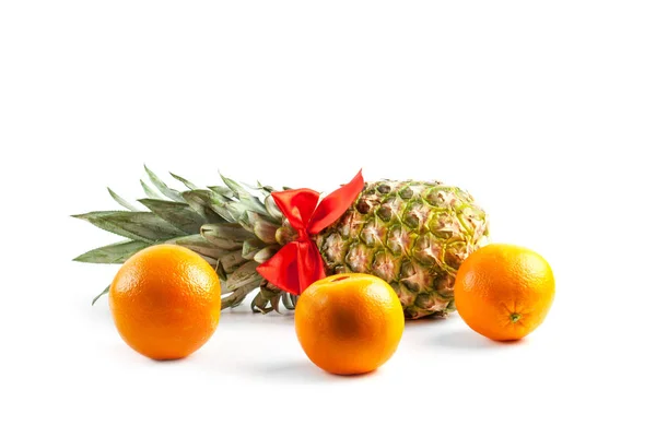 Naranja fresca madura y piña —  Fotos de Stock