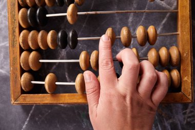 Ahşap arka planda klasik abaküs