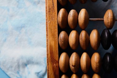 Ahşap arka planda klasik abaküs