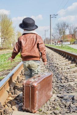 Küçük çocuk takım elbise çantası ile birlikte