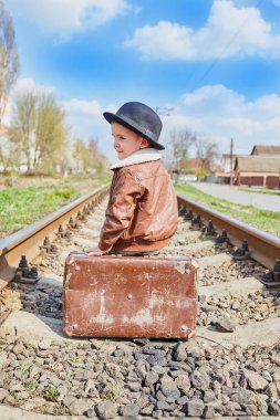 Küçük çocuk takım elbise çantası ile birlikte