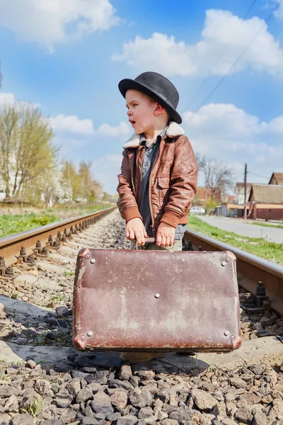 Niño pequeño con estuche de traje — Foto de Stock