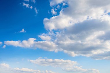 Bulutlu mavi gökyüzü