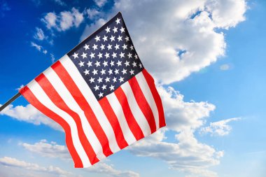 Mavi gökyüzünde Amerikan bayrağı