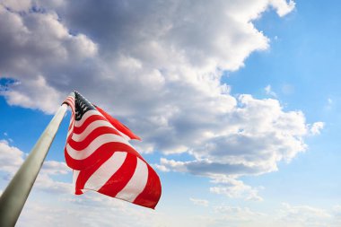 Mavi gökyüzünde Amerikan bayrağı