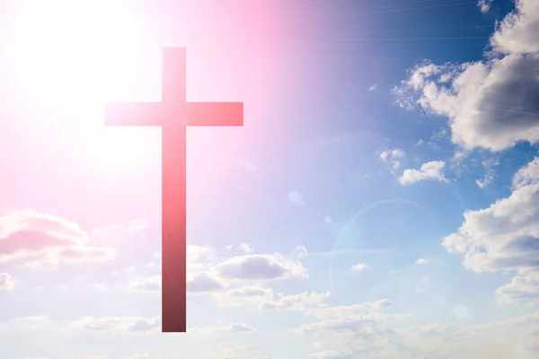 Крест на голубом небе — стоковое фото
