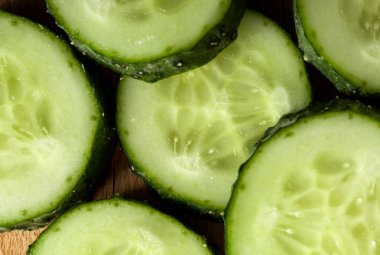 İzole olgun taze salatalık