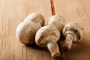 Champignon ahşap masanın üzerinde ham