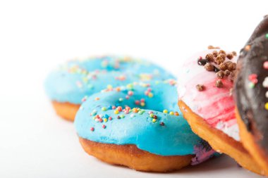 Beyaz arka plan üzerinde izole sırlı çörek