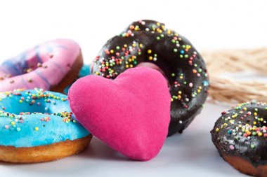 Beyaz arka plan üzerinde izole sırlı çörek