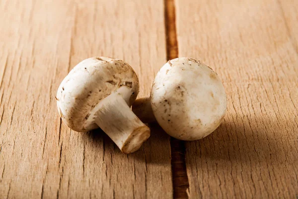 香菇木桌上的原料 — 图库照片