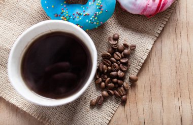 Beyaz arka plan üzerinde izole sırlı çörek