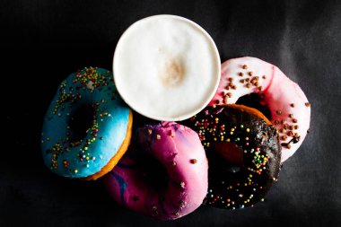 Beyaz arka plan üzerinde izole sırlı çörek